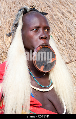 Porträt von einem Mursi-Tribeswoman tragen eine Mundlochplatte im Mago Nationalpark am unteren Omo-Tal, Südliches Äthiopien, Afrika. Stockfoto