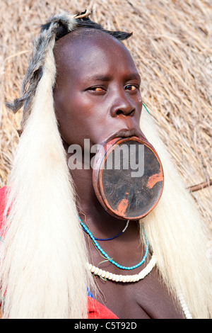 Porträt von einem Mursi-Tribeswoman tragen eine Mundlochplatte im Mago Nationalpark am unteren Omo-Tal, Südliches Äthiopien, Afrika. Stockfoto