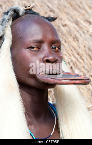 Porträt von einem Mursi-Tribeswoman tragen eine Mundlochplatte im Mago Nationalpark am unteren Omo-Tal, Südliches Äthiopien, Afrika. Stockfoto
