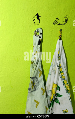 Grüne Wand vom Haken hängen Handtücher Stockfoto
