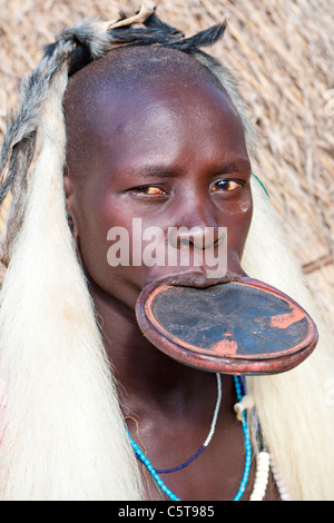 Porträt von einem Mursi-Tribeswoman tragen eine Mundlochplatte im Mago Nationalpark am unteren Omo-Tal, Südliches Äthiopien, Afrika. Stockfoto