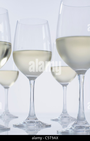 Weißweingläser gefüllt mit Weißwein Stockfoto