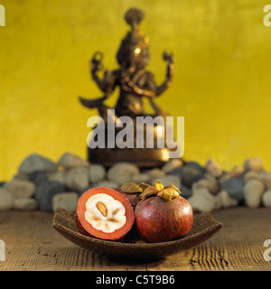 Mangostanfrüchte in Schüssel, Nahaufnahme Stockfoto