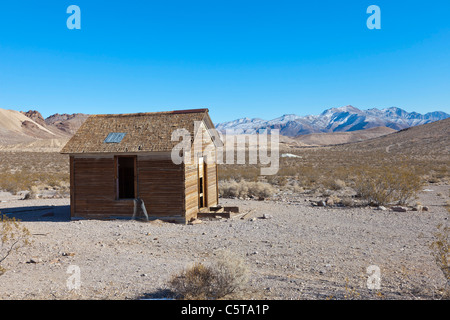 Verlassene Gebäude in Rhyolite Geisterstadt Nevada USA mit Blick auf das Tal Stockfoto