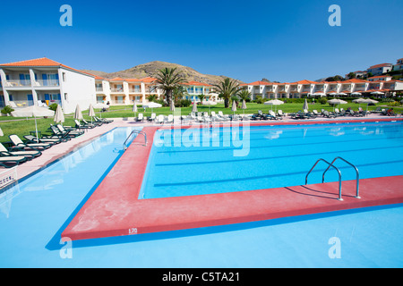 Ein Schwimmbad in einem Feriendorf in Skala Eresou auf Lesbos, Griechenland. Stockfoto