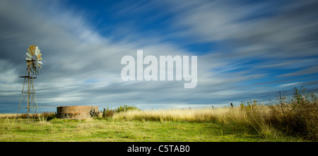 Langzeitbelichtung Bild Windmühle im Feld mit Bewegung in den Wolken Stockfoto