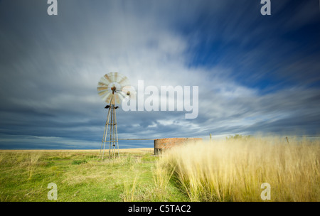 Langzeitbelichtung Bild Windmühle im Feld mit Bewegung in den Wolken Stockfoto