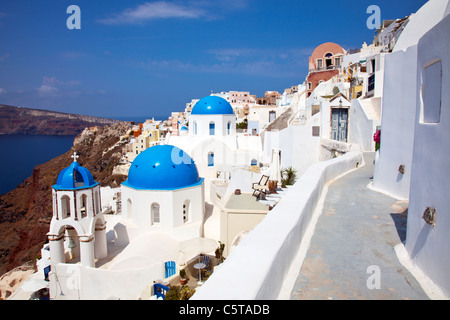 Santorini, griechische Insel, Kykladen, Griechenland, Oia Stadt Weg zum legendären blauen Kuppelkirche und Bell tower Stockfoto