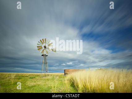 Langzeitbelichtung Bild Windmühle im Feld mit Bewegung in den Wolken Stockfoto