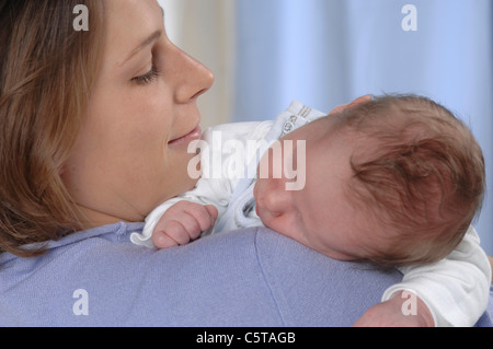 Deutschland, Bayern, München, Mutter mit Neugeborenen (3 Wochen), Nahaufnahme Stockfoto