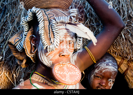 Ein Mursi Tribeswoman tragen eine traditionelle Mundlochplatte am unteren Omo-Tal, Südliches Äthiopien, Afrika. Stockfoto