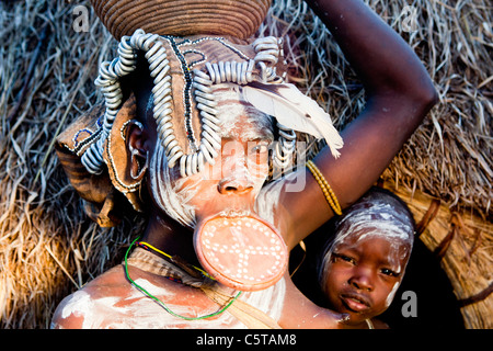 Ein Mursi Tribeswoman tragen eine traditionelle Mundlochplatte am unteren Omo-Tal, Südliches Äthiopien, Afrika. Stockfoto