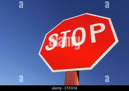 USA, Utah, Stop-Schild gegen blauen Himmel, Nahaufnahme Stockfoto