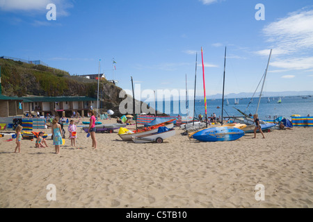 Abersoch Gwynedd North Wales UK Juli Urlauber spielen am Sandstrand das walisische Badeort mit Yachten aufgereiht Stockfoto