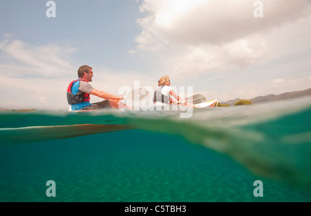 Ein paar in einer zweier-Kajak auf Skala Eresou auf Lesbos, Griechenland. Stockfoto