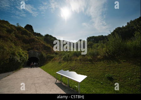 Touristen, die in den unterirdischen Bunker La Coupole V2-Rakete-Website in der Nähe von St. Omer in Nordfrankreich Stockfoto