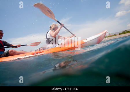 Ein paar in einer zweier-Kajak auf Skala Eresou auf Lesbos, Griechenland. Stockfoto