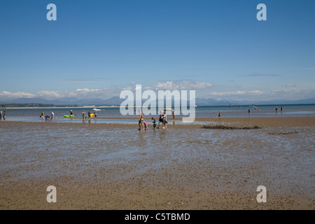 Llanbedrog Gwynedd North Wales UK Juli Urlauber Urlaub in der Sonne in das walisische Badeort auf der Halbinsel Llyn Stockfoto