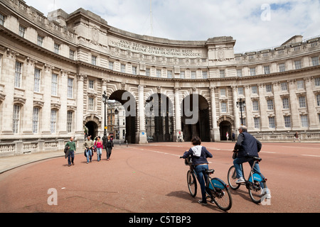 zwei Menschen auf Fahrrädern von Schema London von Admiralty Arch Barclays Cycle Hire Stockfoto
