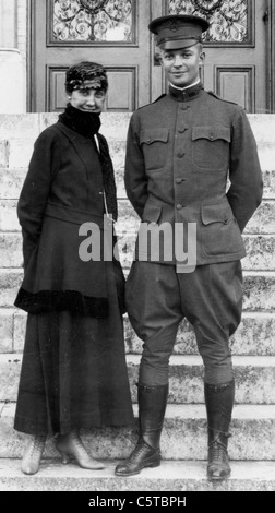 DWIGHT D EISENHOWER mit Frau Mamie auf Stufen des St Louis Hall an der St. Mary University, San Antonio, Texas im Jahre 1916 Stockfoto