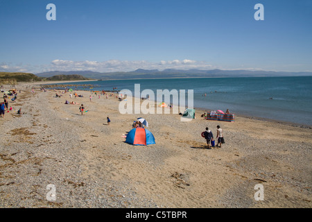 Criccieth Gwynedd North Wales UK Juli Urlauber an einem schönen Sommertag am Strand Sonnenbaden Stockfoto