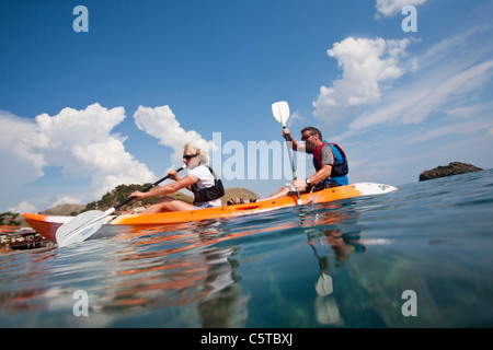 Ein paar in einer zweier-Kajak auf Skala Eresou auf Lesbos, Griechenland. Stockfoto