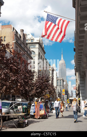 5th Avenue New York City mit großen USA-Flagge Stockfoto