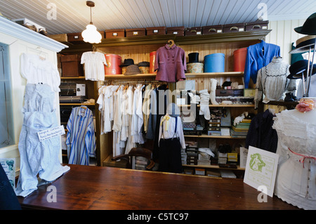 Altmodische viktorianischen Tuchmacher Shop mit Stoff und Kleidung zum Verkauf an der Ulster Folk Park Museum Stockfoto