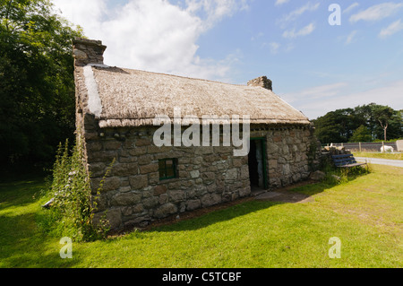 Traditionelle irische reetgedeckten Bauernhaus Ferienhaus im Ulster Folk Park Museum Stockfoto