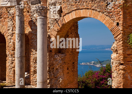 Ruinen der griechischen Theater (Teatro Greco) in Taormina, Sizilien, Italien Stockfoto