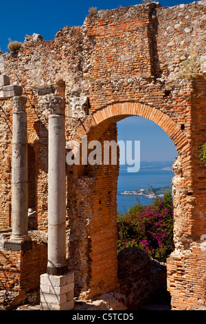 Ruinen der griechischen Theater (Teatro Greco) in Taormina, Sizilien, Italien Stockfoto