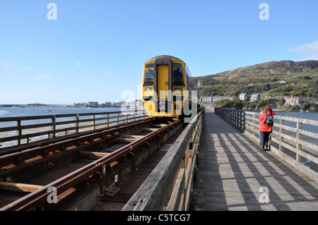 Diesel-Zug Barmouth Brücke mit Abbildung auf Gehweg, Wales, UK Stockfoto