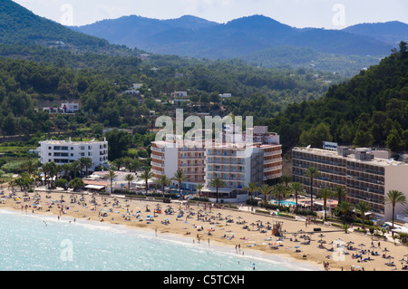 Ibiza, Balearen, Spanien - Cala de San Vincente oder Sant Vincent, Bucht mit Strand und hotels Stockfoto