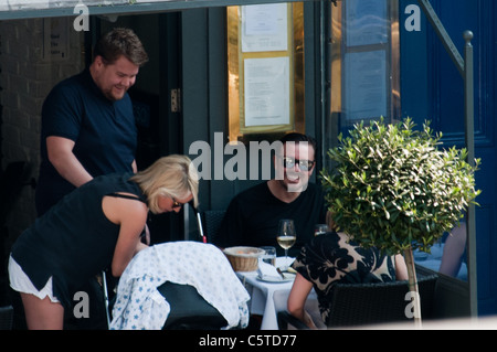 Ricky Gervais und James Corden Mittagessen an Odette, Primrose Hill, London, England am 23. April 2011 Stockfoto