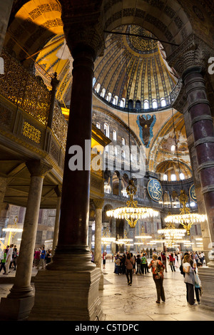 Blick von der wichtigsten Hall Haghia Sophia, genommen aus dem Boden, mit den Säulen führt zur Hauptkuppel. Hagia Sophia, Istanbul Stockfoto