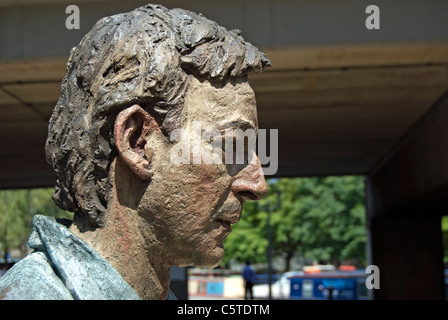 Detail des Gehens Mann, stehender Mann, eine Skulptur von Sean Henry in Paddington Basin, London, england Stockfoto