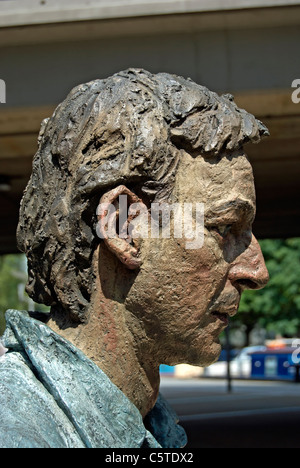 Detail des Gehens Mann, stehender Mann, eine Skulptur von Sean Henry in Paddington Basin, London, england Stockfoto