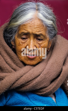 Porträt einer alten grauen Haaren indische Frau auf dem Otavallo Markt in Equador Stockfoto