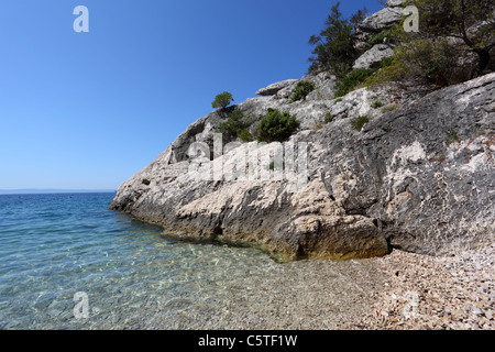 Rock und kristallklares Wasser an der Adriaküste in Kroatien Stockfoto