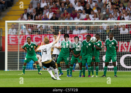 FRANKFURT - JUNI 30: Kim Kulig (14) tritt am 30. Juni 2011 im FIFA Frauen-WM-Stadion in Frankfurt am Main gegen eine nigerianische Verteidigungsmauer. Nur redaktionelle Verwendung. Kommerzielle Nutzung verboten. (Foto: Jonathan Paul Larsen / Diadem Images) Stockfoto