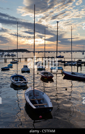 Yachten ankern friedlich bei Sonnenuntergang in Poole Hafen - Sandbänke, Dorset, South Coast UK Stockfoto