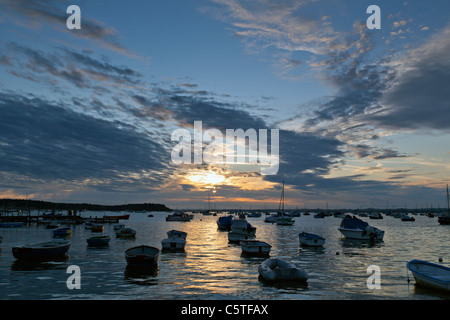 Yachten ankern friedlich bei Sonnenuntergang in Poole Hafen - Sandbänke, Dorset, South Coast UK Stockfoto