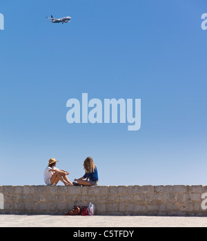 Ibiza, Balearen, Spanien - Ibiza-Stadt, gerade Ryanair-Flüge vom Flughafen, von der alten Stadtmauer Stockfoto