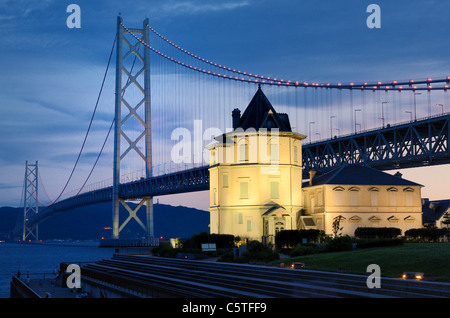 Akashi-Kaikyo-Brücke und Sun Wen Memorial Hall in Kobe, Japan. Stockfoto