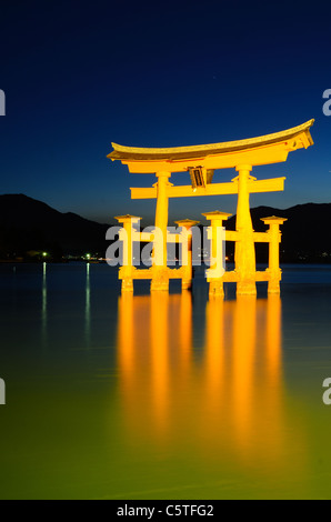 Das große Otori-Tor auf der Insel Miyajima, Japan begrüßt die Besucher aus dem Meer. Stockfoto