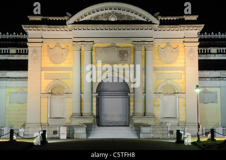 Das Nationalmuseum in Nara, Japan beherbergt viele buddhistische Werke und wurde in der Meiji-Ära-Western-Stil gebaut. Stockfoto