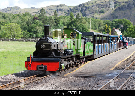 Fluß Irt Lokomotive am Ravenglass & Eskdale Railway, Cumbria, mit der Lake District Fells im Hintergrund Stockfoto