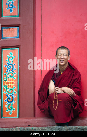 Gelben Hut Scet buddhistische Mönche beten am Kloster Kumbum, Huangzhong, Qinghai Provinz, China Stockfoto