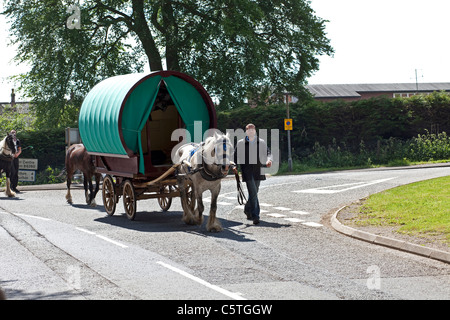 Pferdekutsche Zigeunerwagen bei der jährlichen Pferdemesse in Appleby in Westmoreland. Stockfoto