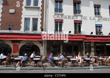 Freiluft-Café in Montmartre-Viertel von Paris Stockfoto